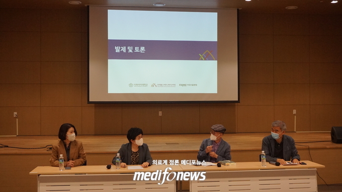 왼쪽부터 토론에 참여한 이혜은 교수, 김현정 교수, 최규진 교수, 이현석 교수 