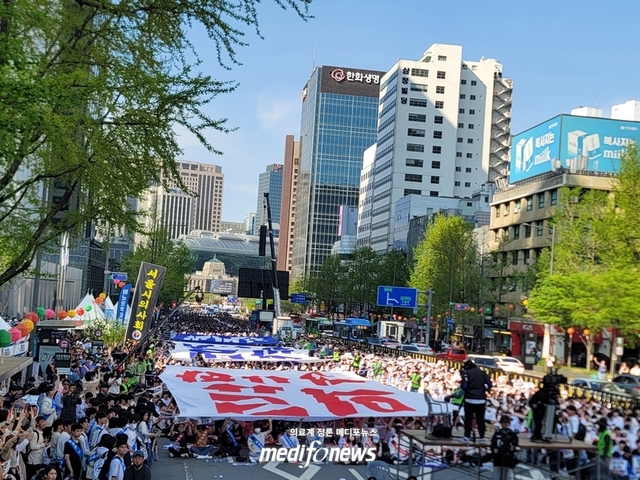 의사∙의대생 25000명 거리로…의료정상화 한목소리