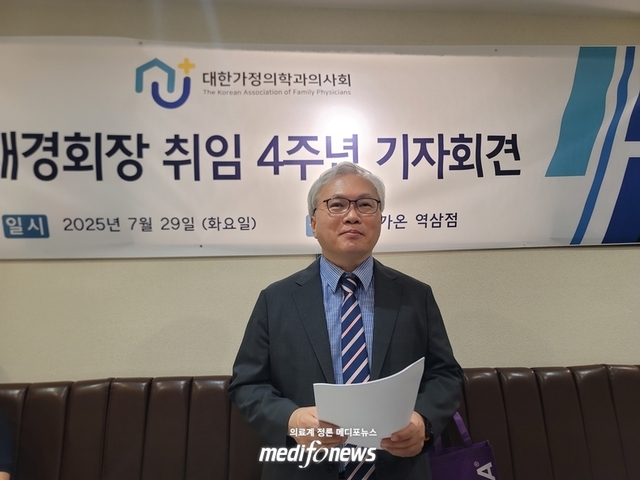 면허 땄는데 또 허가?…“개원허가제는 이중 규제”