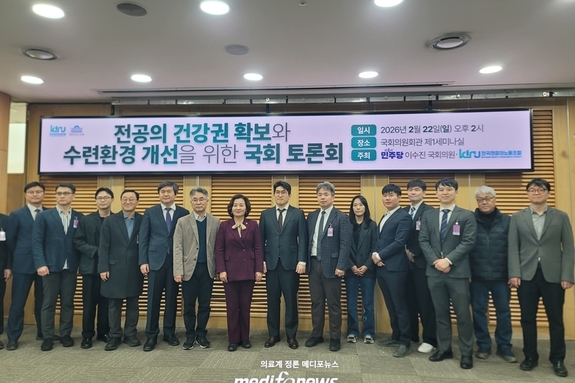 만성과로로 금 간 수련현장…전공의 절반 “환자안전에 영향”