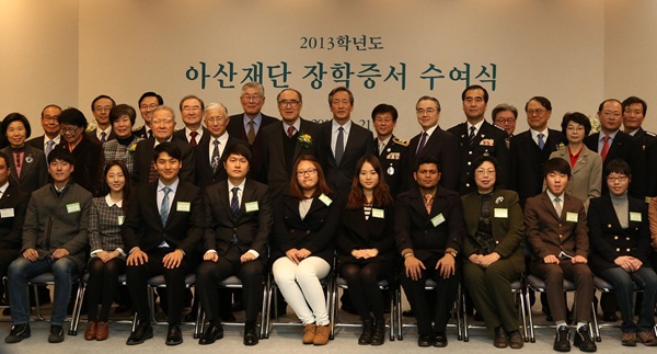 21일 오후 송파구 풍납동 아산생명과학연구원 강당에서 정몽준 아산사회복지재단 이사장이 2013년도 아산장학생 총 1,724명에게 장학금 50억 원을 전달하고 장학생 대표와 재단 이사진 등과 함께 기념 촬영을 하고 있다.