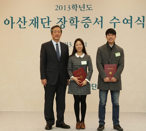 21일 오후 송파구 풍납동 아산생명과학연구원 강당에서 정몽준 아산사회복지재단 이사장이 2013년도 아산장학생 총 1,724명에게 장학금 50억 원을 전달하고 장학생 대표와 기념 촬영을 하고 있다.
