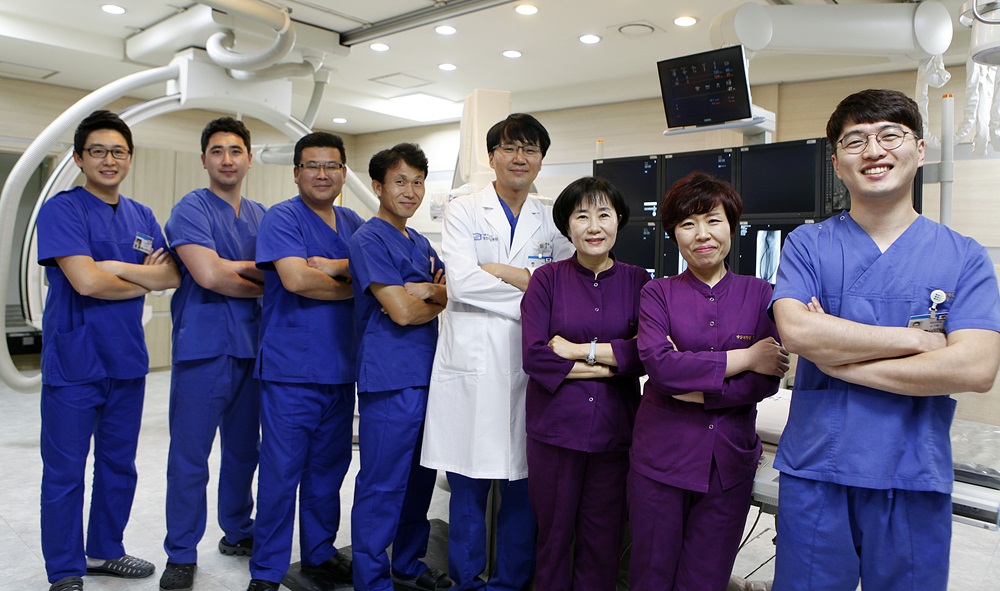 2500례를달성한 대전성모병원 인터벤션 클리닉 김지창 교수팀이 기념 촬영했다. 오른쪽에서 네번째가 김지창 교수.