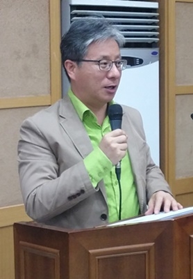 환자의 자율성 존중을 위한 사전동의의 중요성을 강조하는 이명진 초대회장
