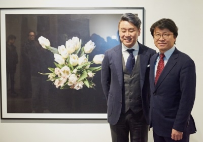 이광기 작가(좌)와 안국약품 천세영 전무(우)(안국약품 사진 제공)