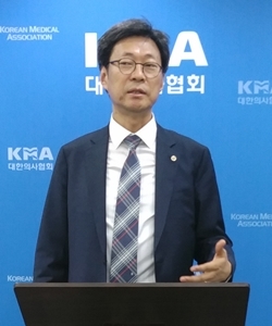 임익강 센터장이 기자실에서 현지조사대응센터와 관련, 일문일답 중이다.