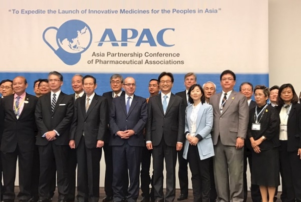 한국제약바이오협회 원희목 회장이 5일 일본 도쿄에서 개최된 제6차 APAC 회의에서 11개국에서 참가한 협회 임직원들과 함께 기념촬영에 임하고 있다.(사진 제공 한국제약바이오협회)