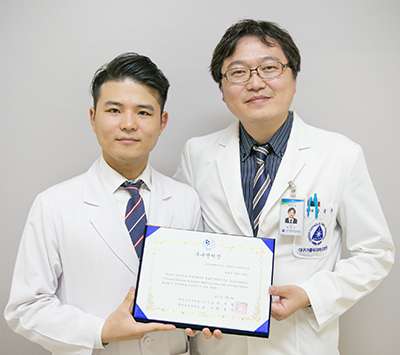 왼쪽부터 피부과 최용우 전공의, 피부과 박준수 교수.