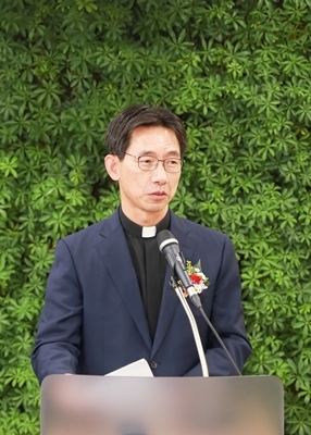 환영사 중인 대구가톨릭대학교병원 의료원장 최경환 신부
