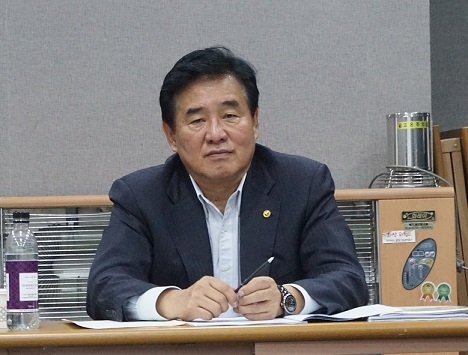 운영위 회의를 주재 중인 임수흠 의장.