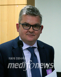 사이먼 드네그리