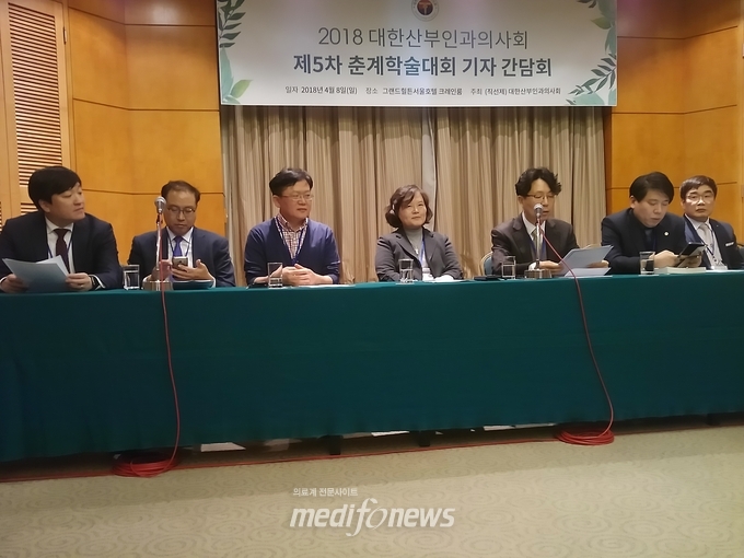 8일 오전에 총회를 개최한 직선제 산의회 집행부가 오후 1시경 기자간담회를 갖고 통합에 대해 입장을 말하고 있다. 