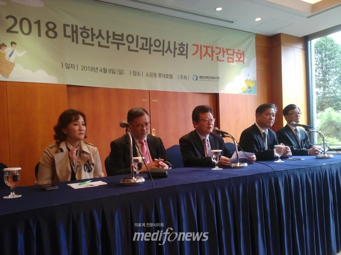 8일 오후 총회에 앞서 간선제 산의회가 오전 11시경 기자간담회를 갖고 통합에 대해 입장을 말하고 있다. 