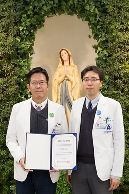 왼쪽부터 대구가톨릭대학교병원 재활의학과 박기영 교수, 재활의학과 권동락 교수