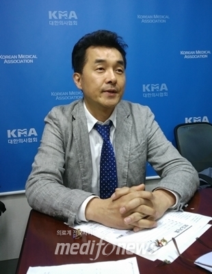 방상혁 인수위 대변인이 14일 회의 내용에 대해 설명하고 있다.