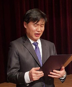 대한재활의학회 조강희 이사장이 윤리 선언문을 낭독하고 있다.(사진 제공: 대한재활의학회)