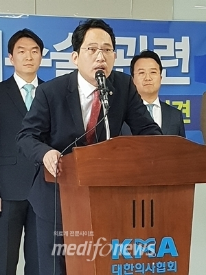 질의에 답변하고 있는 최대집 회장
