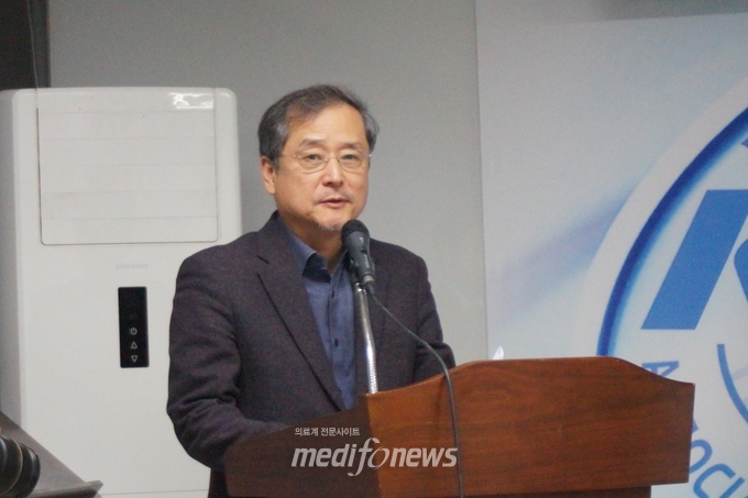 안덕선 의료정책연구소장이 개회사를 하고 있다.