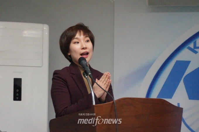 김정아 이화여대 의학교육학 교실 교수가 '의사의 소셜믿디어 사용과 윤리'를 주제로 강의하고 있다.