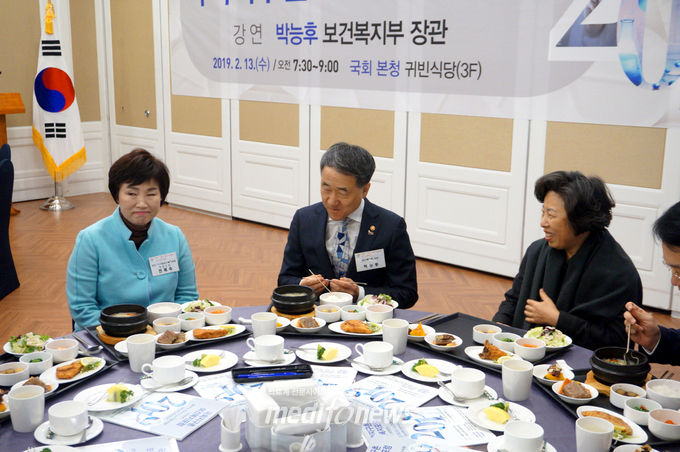 (좌측부터) 전혜숙 의원, 박능후 복지부 장관, 신경림 간협회장 