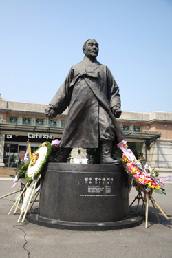 왈우 강우규 의사, 서울역 광장 동상(사진 제공: 대한한의사협회)