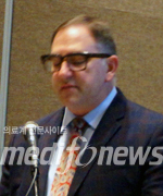 조나단 모리스 공동디렉터