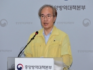 정례브리핑 하는 권준욱 중앙방역대책본부 부본부장.
