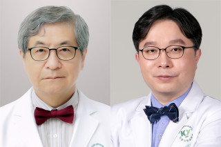 (왼쪽부터)건양대병원 안과 이성철 교수, 방사선종양학과 김정훈 교수.
