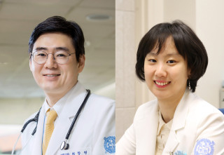 (왼쪽부터) 최창원, 박지윤 교수.