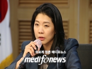 지난 7월 정책토론회에 참석한 신현영 의원.