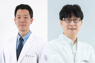 (왼쪽부터) 이상철, 안찬식 교수.