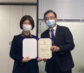 (왼쪽) 이하정 교수. 연구비 수혜 시상 모습.