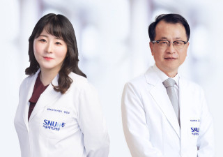(왼쪽부터) 강은교, 윤영호 교수.