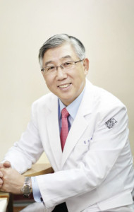 김기택 의무부총장 겸 의료원장.
