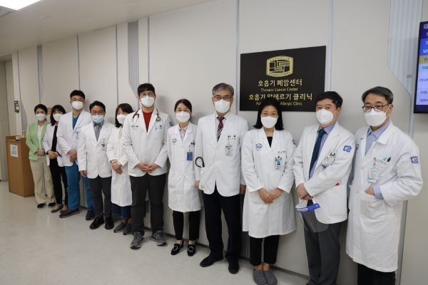 가톨릭대학교 여의도성모병원 호흡기폐암센터 의료진. 센터장 윤형규 호흡기내과 교수(우측에서 4번째)