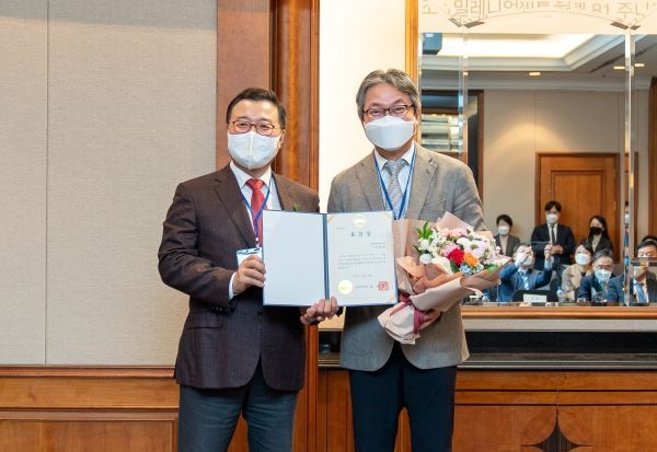 이동현 이대비뇨기병원장(사진 오른쪽)이 25일 열린 서울시병원회 제1회 SP자랑스런 병원인상 시상식에서 서울특별시장표창을 받고 기념촬영을 하고 있다.