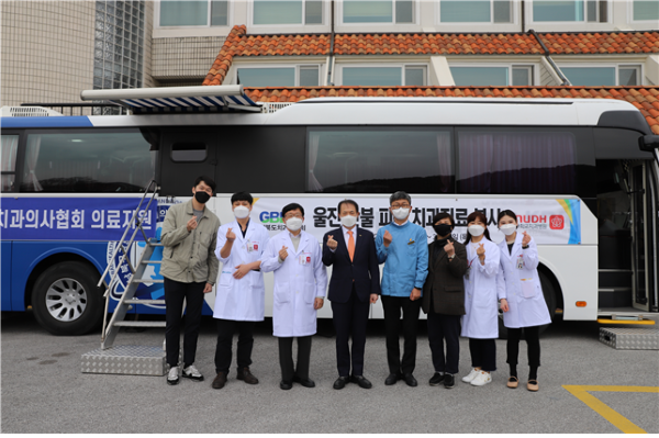 현장을 찾은 경북대학교치과병원 권대근 병원장(왼쪽에서 세 번째), 대한치과의사협회 박태근 협회장, 경상북도치과의사회 전용현 회장, 대한치과의사협회 홍수연 부회장