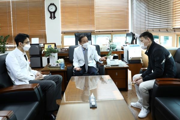 왼쪽부터 조선대병원 조원진 비뇨의학과장과 김경종 병원장, 몽골 전임의(테물렝)