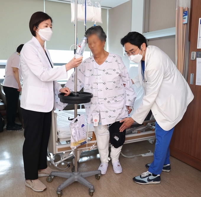 인공관절 수술 환자가 수술 당일 일어설 수 있을 정도로 빠른 회복을 보이고 있다.