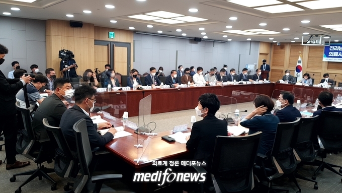 소병철 국회의원이 주관한 ‘전라남도 의료사각지대를 위한 위대유치 방안’ 포럼이 지난 27일 열렸다.