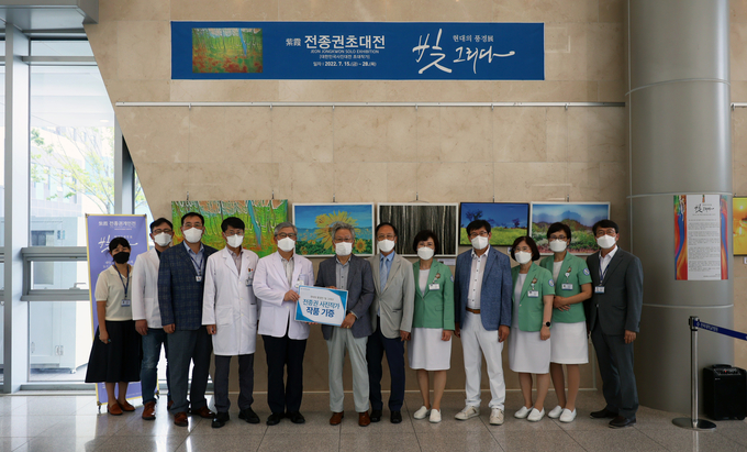 전종권 사진작가가 전북대학교병원에 전시중인 사진 작품 40여 점을 기증했다.