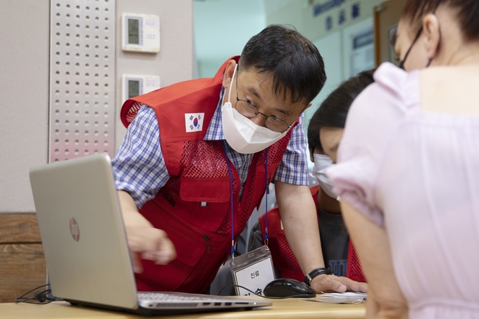 호흡기내과 이승헌 교수가 환자와 함께 X-ray 사진을 보며 설명하고 있다