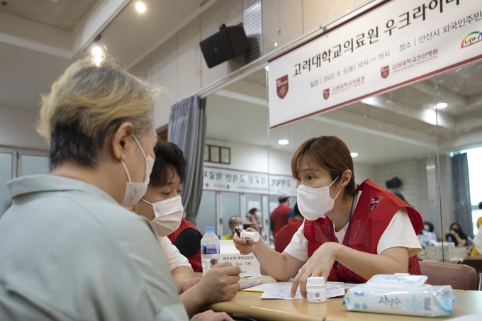 내분비내과 서지아 교수가 우크라이나 피난 고려인들을 대상으로 질환 상담을 하고 있다