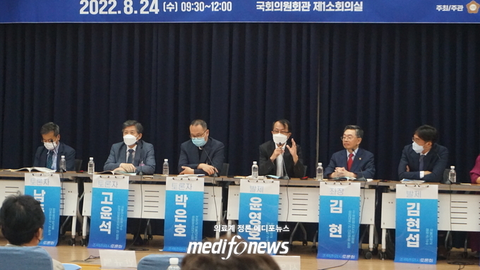 윤영호 서울의대 교수가 ‘현행 연명의료결정법의 한계 및 조력존엄사법안 쟁점’을 발표했다.