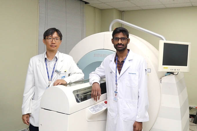 원자력병원 핵의학과 연구팀이 한국분자세포생물학회 국제학술대회에서 게니핀 병용요법 연구로 젊은 연구자상을 받았다.