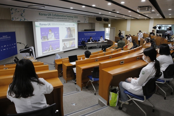 전남대학교병원과 런던퀸메리대학교는 지난 28일 온라인으로 ‘심혈관 질환 세포 치료’에 관한 공동 세미나를 개최했다.