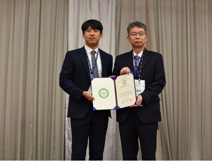 경희대학교치과병원 치주과 서길종 전공의가 대한치주과학회 주관 종합학술대회서 전공의 구연발표 최우수상을 수상했다.