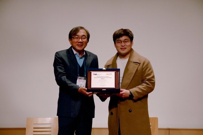 뇌전증 환우모임 ‘따뜻한 시선’의 심재신 대표가 국제뇌전증협회로부터 ‘Golden Right Award’를 수상했다.