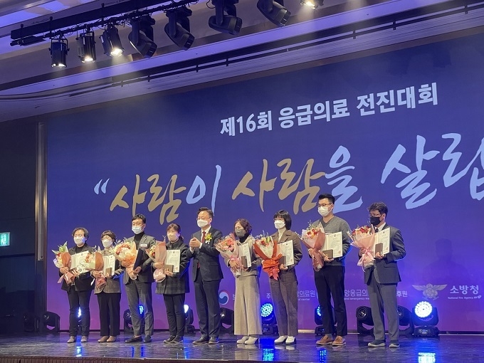 왼쪽에서 여덟 번째 배준원 응급의학과 교수 