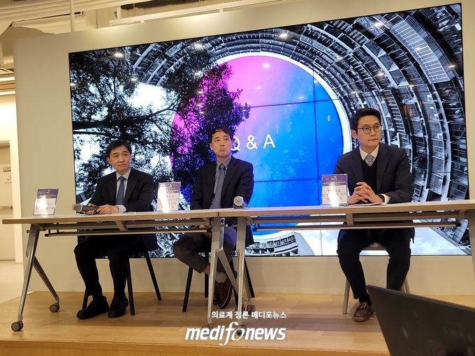 왼쪽부터 김안과병원 김재휘 교수, 한국로슈 이승훈 메디컬파트너십 클러스터리드, 한국로슈 신경식 안과스쿼드 리드